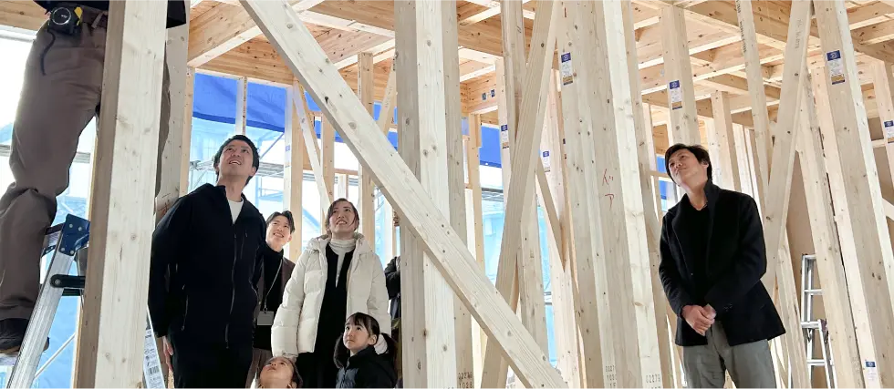 建築中の構造見学の様子
