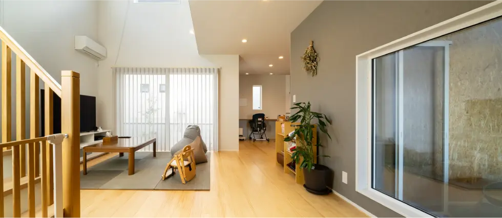 大きな開口のある明るい室内空間