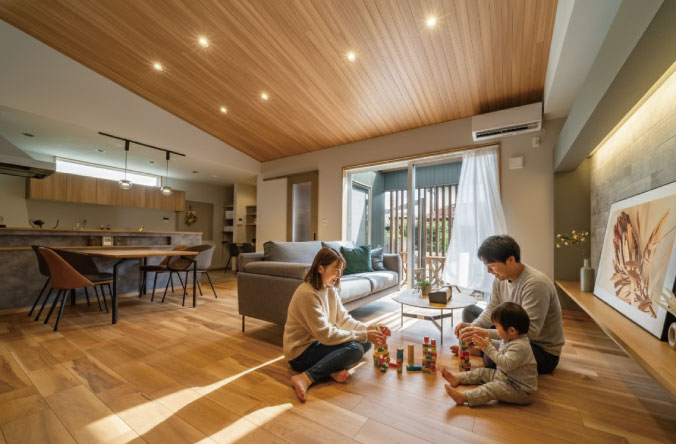 自然光あふれるリビングでくつろぐ家族