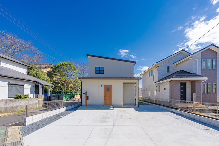 デザインドアがアクセントのグレージュベースの住まい