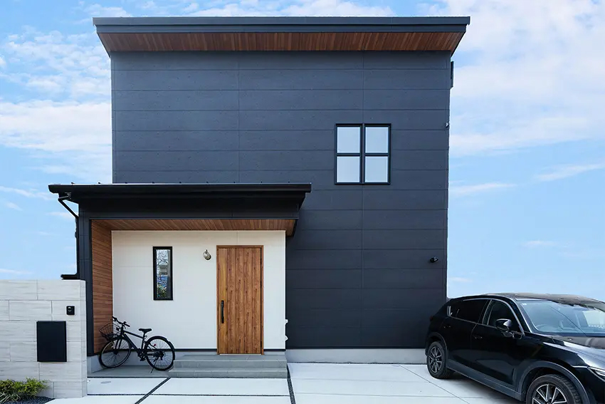 【千葉の新築注文住宅】新着事例｜黒×木目が映える、シンプルで機能的なデザイン住宅